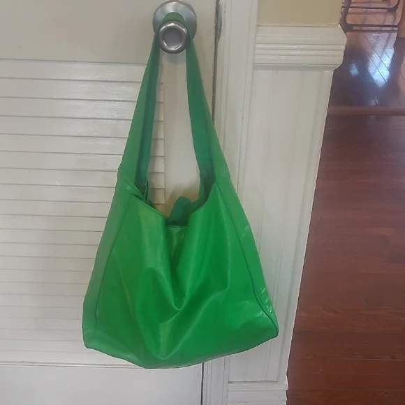 Gorgeous Green Leather Tote Bag In Great Condition.comes With Pouch - Picture 2 of 4